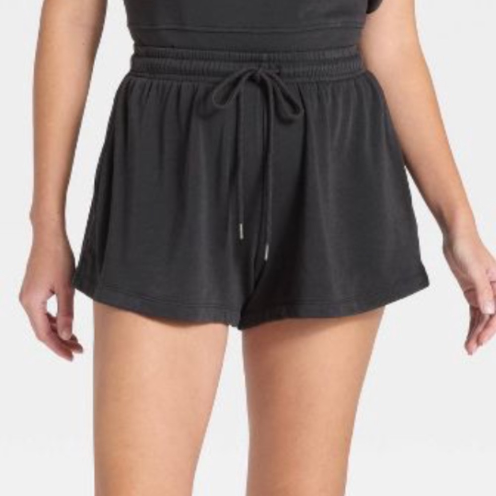 Universal Thread Women's Mid-Rise Fleece Jogger Shorts Black